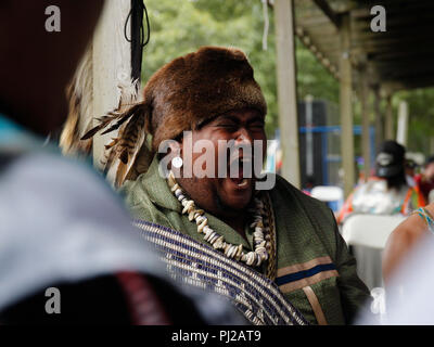 Southhampton, Stati Uniti d'America. 03rd, 2018 Sep. Un nativo americano a cantare con il gruppo prima della presentazione alla cerimonia annuale 72Shinnecock Powwow indiano durante il weekend della Festa dei Lavoratori in Southampton Long Island New York in Southhampton, Stati Uniti d'America, 03 settembre 2018. (Foto) Alejandro Sala/Alamy News Foto Stock