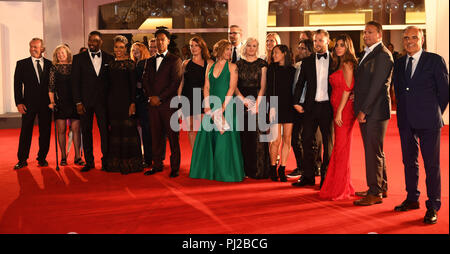 Venezia, Italia. 3° settembre 2018. Gli attori Michael Jai White, (terzo da sinistra) attrice Gillian Iliana Acque (quarta da sinistra) attore Tory Kittles (quinto da destra) attore Sefton Fincham (quarta da sinistra)r.) e il direttore del festival, Alberto Barbera (r) può essere visto in un gruppo sul tappeto rosso della proiezione del film "ragged attraverso cemento" al Festival del Cinema di Venezia di fronte al cinema ingresso. Il film festival si svolge dal 29 agosto al 8 settembre e si svolge per il settantacinquesimo volta quest'anno. Foto: Felix Hörhager/dpa Foto Stock