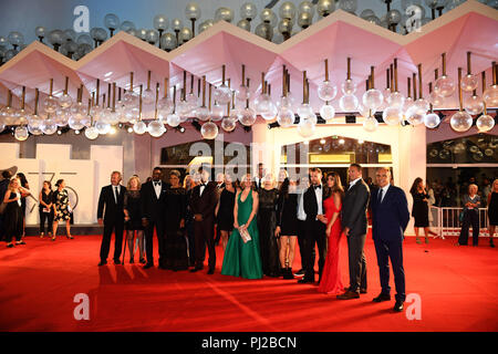 Venezia, Italia. 3° settembre 2018. Gli attori Michael Jai White, (terzo da sinistra) l'attrice Gillian Iliana Acque (quarta da sinistra) l'attore Tory Kittles,(5a da sinistra), l'attore Sefton Fincham (quarta da destra) l'attore Gillian Iliana acque (3° da sinistra) l'attore Tory Kittles.f.r.) e direttore del festival, Alberto Barbera (r) può essere visto in un gruppo sul tappeto rosso della proiezione del film "ragged attraverso cemento" al Festival del Cinema di Venezia di fronte al cinema ingresso. Il film festival si svolge dal 29 agosto al 8 settembre e si svolge per il settantacinquesimo volta quest'anno. Foto: Felix Hörhage Foto Stock