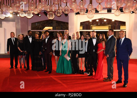 Venezia, Italia. 3° settembre 2018. Gli attori Michael Jai White, (terzo da sinistra) l'attrice Gillian Iliana Acque (quarta da sinistra) l'attore Tory Kittles,(5a da sinistra), l'attore Sefton Fincham (quarta da destra) l'attore Gillian Iliana acque (3° da sinistra) l'attore Tory Kittles.f.r.) e direttore del festival, Alberto Barbera (r) può essere visto in un gruppo sul tappeto rosso della proiezione del film "ragged attraverso cemento" al Festival del Cinema di Venezia di fronte al cinema ingresso. Il film festival si svolge dal 29 agosto al 8 settembre e si svolge per il settantacinquesimo volta quest'anno. Foto: Felix Hörhage Foto Stock