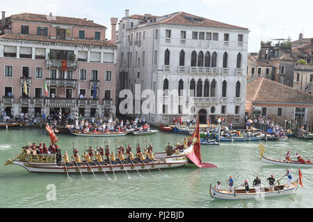 Venezia, Italia. 02Sep, 2018. 02.09.2018, l'Italia, Venezia: Barche della "Regata Storica' della Regata Storica 2018 può essere visto nel Canale Grande. Credito: Felix Hörhager/dpa/Alamy Live News Foto Stock