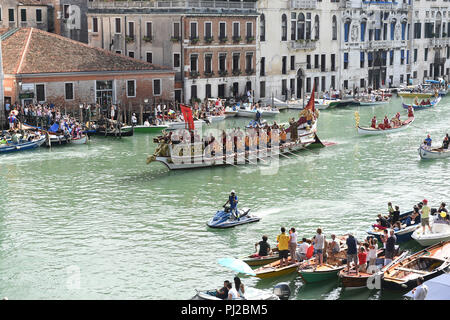 Venezia, Italia. 02Sep, 2018. 02.09.2018, l'Italia, Venezia: Barche della "Regata Storica' della Regata Storica 2018 può essere visto nel Canale Grande. Credito: Felix Hörhager/dpa/Alamy Live News Foto Stock