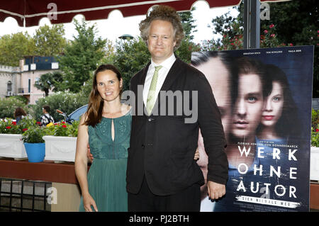 Venezia, Italia. 2 Sep, 2018. Florian Henckel von Donnersmarck con moglie Christiane Asschenfeldt alla cena la ricezione del Film- und Medienstiftung NRW durante il settantacinquesimo Venice Film Festival presso il Ristorante Valentino il 2 settembre 2018 a Venezia, Italia. | Verwendung weltweit Credito: dpa/Alamy Live News Foto Stock