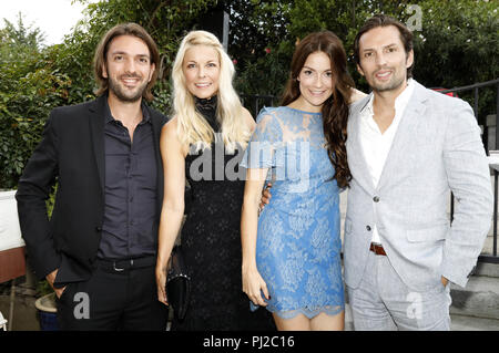 Venezia, Italia. 2 Sep, 2018. Max Wiedemann, Tina Kaiser, Kara Hecker e Quirin Berg a cena la ricezione del Film- und Medienstiftung NRW durante il settantacinquesimo Venice Film Festival presso il Ristorante Valentino il 2 settembre 2018 a Venezia, Italia. | Verwendung weltweit Credito: dpa/Alamy Live News Foto Stock