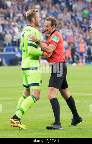 Gelsenkirchen, Deutschland. 03Sep, 2018. Il portiere Ralf FAEHRMANN (sinistra, FvÑHRMANN, GE) tenta di arrestare arbitro Sascha STEGEMANN per impedire Yevhen KONOPLYANKA (non in foto, GE) da ottenere un cartellino rosso, figura intera, frustrato frustrati, congelate, arrabbiato, arrabbiato, wvºtend, Zornig, Zorn, Fußball 1. Bundesliga, 2. giornata, FC Schalke 04 (GE) - Hertha BSC Berlino (B) 0: 2, su 02.09.2018 a Gelsenkirchen/Germania. € | Utilizzo di credito in tutto il mondo: dpa/Alamy Live News Foto Stock