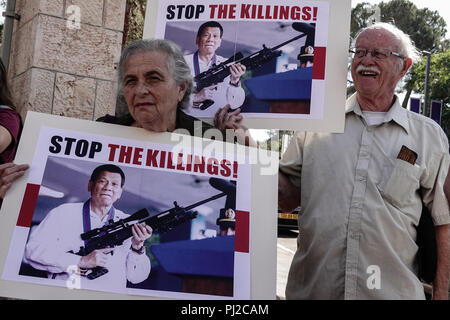 Gerusalemme, Israele. Il 4 settembre, 2018. I dimostranti protestano al di fuori del Presidente israeliano Rivlin's residence in anticipo di una prevista visita ufficiale di Il presidente filippino Duterte, chiamandolo un 'mass assassino" responsabile per oltre 12.000 morti e protestando vendite israeliano di armi e il supporto per Deuterte al regime. Egli è il primo presidente filippino mai a una visita in Israele. Credito: Nir Alon/Alamy Live News Foto Stock