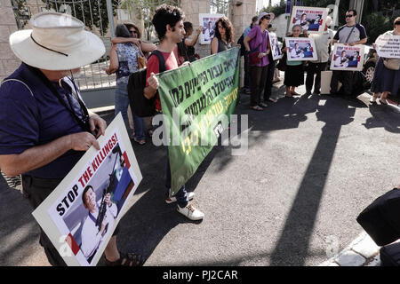 Gerusalemme, Israele. Il 4 settembre, 2018. I dimostranti protestano al di fuori del Presidente israeliano Rivlin's residence in anticipo di una prevista visita ufficiale di Il presidente filippino Duterte, chiamandolo un 'mass assassino" responsabile per oltre 12.000 morti e protestando vendite israeliano di armi e il supporto per Deuterte al regime. Egli è il primo presidente filippino mai a una visita in Israele. Credito: Nir Alon/Alamy Live News Foto Stock