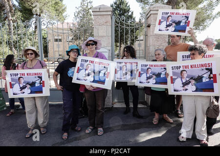 Gerusalemme, Israele. Il 4 settembre, 2018. I dimostranti protestano al di fuori del Presidente israeliano Rivlin's residence in anticipo di una prevista visita ufficiale di Il presidente filippino Duterte, chiamandolo un 'mass assassino" responsabile per oltre 12.000 morti e protestando vendite israeliano di armi e il supporto per Deuterte al regime. Egli è il primo presidente filippino mai a una visita in Israele. Credito: Nir Alon/Alamy Live News Foto Stock