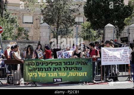 Gerusalemme, Israele. Il 4 settembre, 2018. I dimostranti protestano al di fuori del Presidente israeliano Rivlin's residence in anticipo di una prevista visita ufficiale di Il presidente filippino Duterte, chiamandolo un 'mass assassino" responsabile per oltre 12.000 morti e protestando vendite israeliano di armi e il supporto per Deuterte al regime. Egli è il primo presidente filippino mai a una visita in Israele. Credito: Nir Alon/Alamy Live News Foto Stock