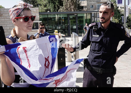 Gerusalemme, Israele. Il 4 settembre, 2018. I dimostranti protestano al di fuori del Presidente israeliano Rivlin's residence in anticipo di una prevista visita ufficiale di Il presidente filippino Duterte, chiamandolo un 'mass assassino" responsabile per oltre 12.000 morti e protestando vendite israeliano di armi e il supporto per Deuterte al regime. Egli è il primo presidente filippino mai a una visita in Israele. Credito: Nir Alon/Alamy Live News Foto Stock