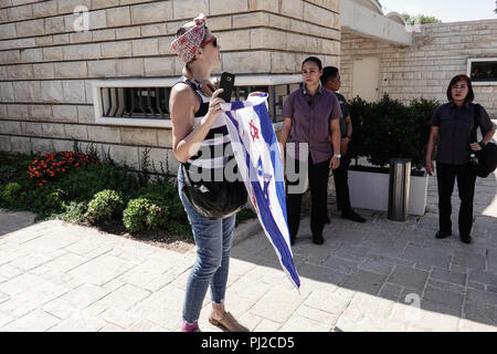 Gerusalemme, Israele. Il 4 settembre, 2018. Filippino personale di sicurezza guarda come i dimostranti protestano al di fuori del Presidente israeliano Rivlin's residence in anticipo di una prevista visita ufficiale di Il presidente filippino Duterte. I dimostranti lo chiamò un 'mass assassino" responsabile per oltre 12.000 morti e israeliano aveva protestato per la vendita di armi e il supporto per Deuterte al regime. Egli è il primo presidente filippino mai a una visita in Israele. Credito: Nir Alon/Alamy Live News Foto Stock