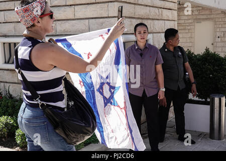 Gerusalemme, Israele. Il 4 settembre, 2018. Filippino personale di sicurezza guarda come i dimostranti protestano al di fuori del Presidente israeliano Rivlin's residence in anticipo di una prevista visita ufficiale di Il presidente filippino Duterte. I dimostranti lo chiamò un 'mass assassino" responsabile per oltre 12.000 morti e israeliano aveva protestato per la vendita di armi e il supporto per Deuterte al regime. Egli è il primo presidente filippino mai a una visita in Israele. Credito: Nir Alon/Alamy Live News Foto Stock