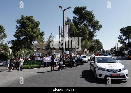 Gerusalemme, Israele. Il 4 settembre, 2018. I dimostranti protestano al di fuori del Presidente israeliano Rivlin's residence in anticipo di una prevista visita ufficiale di Il presidente filippino Duterte, chiamandolo un 'mass assassino" responsabile per oltre 12.000 morti e protestando vendite israeliano di armi e il supporto per Deuterte al regime. Egli è il primo presidente filippino mai a una visita in Israele. Credito: Nir Alon/Alamy Live News Foto Stock