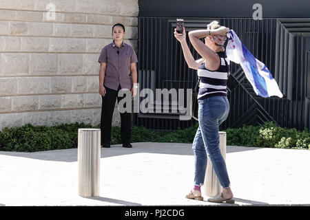 Gerusalemme, Israele. Il 4 settembre, 2018. Filippino personale di sicurezza guarda come i dimostranti protestano al di fuori del Presidente israeliano Rivlin's residence in anticipo di una prevista visita ufficiale di Il presidente filippino Duterte. I dimostranti lo chiamò un 'mass assassino" responsabile per oltre 12.000 morti e israeliano aveva protestato per la vendita di armi e il supporto per Deuterte al regime. Egli è il primo presidente filippino mai a una visita in Israele. Credito: Nir Alon/Alamy Live News Foto Stock