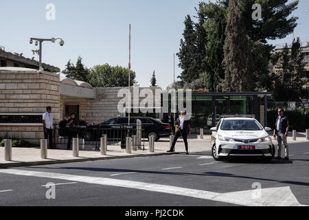 Gerusalemme, Israele. Il 4 settembre, 2018. Il presidente filippino Duterte arriva presso la residenza del Presidente israeliano Rivlin per una visita ufficiale come dimostranti protestano fuori chiamando Duterte un 'mass assassino" responsabile per oltre 12.000 morti. I dimostranti Call out israeliano contro la vendita di armi e il supporto per Deuterte al regime. Egli è il primo presidente filippino mai a una visita in Israele. Credito: Nir Alon/Alamy Live News Foto Stock