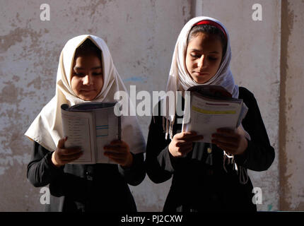 (180904) -- HERAT, Sett. 4, 2018 (Xinhua) -- Afghan studentesse frequentare un corso presso una scuola locale nella provincia di Herat, Afghanistan, Sett. 3, 2018. (Xinhua/Elyas) (jmmn) Foto Stock