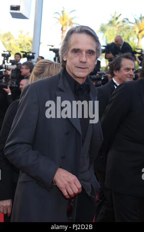 Cannes, Francia. 22 Maggio, 2012. Attore Jeremy Irons arriva alla premiere di 'Uccidendo dolcemente' durante il sessantacinquesimo Cannes Film Festival presso il Palais des Festivals a Cannes, Francia, il 22 maggio 2012. Credito: Hubert Boesl | in tutto il mondo di utilizzo/dpa/Alamy Live News Foto Stock