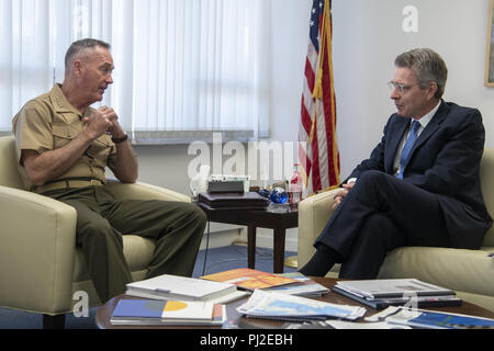 Atene, Grecia, Grecia. 3 Sep, 2018. Marine Corps gen. Joe Dunford, presidente del Comune di capi di Stato Maggiore, si incontra con gli onorevoli Geoffrey R. Pyatt, U.S. Ambasciatore della Repubblica ellenica presso l'U.S. Ambasciata a Atene, Grecia, Sett. 4, 2018. (DOD foto di U.S. Navy Petty Officer 1. Classe Dominique A. Pineiro) US Joint Staff via globallookpress.com Credito: Us Joint personale/Russo/Look ZUMA filo/Alamy Live News Foto Stock