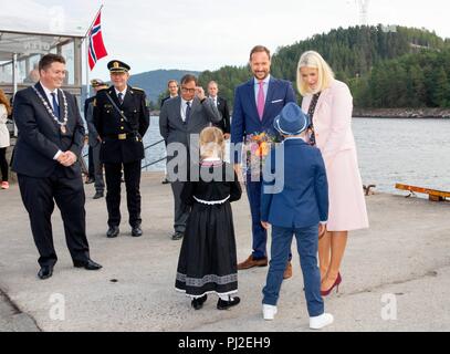 Svelvik, Norvegia. 04 Sep, 2018. Il principe ereditario Haakon e Crown Princess Mette-Marit di Norvegia arriva a Svelvik, il 4 settembre 2018, su 1 dei 3 giorni per la visita alla contea di Vestfold foto : Albert Nieboer/ Paesi Bassi OUT/point de vue OUT | Credit: dpa/Alamy Live News Foto Stock