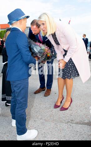 Svelvik, Norvegia. 04 Sep, 2018. Il principe ereditario Haakon e Crown Princess Mette-Marit di Norvegia arriva a Svelvik, il 4 settembre 2018, su 1 dei 3 giorni per la visita alla contea di Vestfold foto : Albert Nieboer/ Paesi Bassi OUT/point de vue OUT | Credit: dpa/Alamy Live News Foto Stock