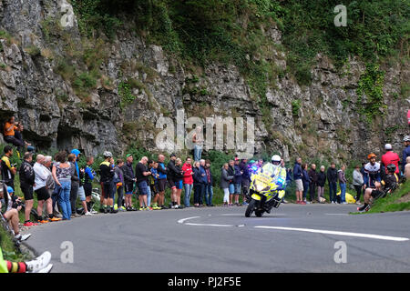 Cheddar Gorge, UK. Il 4 settembre 2018. La folla guarda i piloti in Cheddar Gorge per guardare i piloti in ovo Energy 2018 Tour della Gran Bretagna. Credito: Timoteo grandi/Alamy Live News Foto Stock