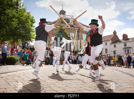 Il Warwick Folk Festival. La Oyster Morris team da Canterbury danza nel centro della citta'. Foto Stock