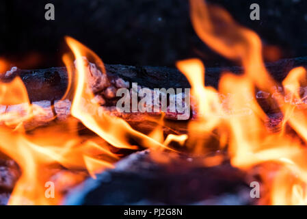 Tavole di legno sul fuoco close up sullo sfondo Foto Stock