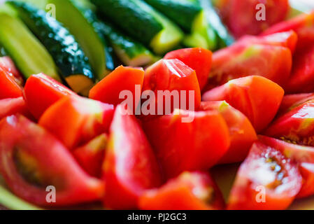 Fette di pomodori maturi e cetrioli close up Foto Stock