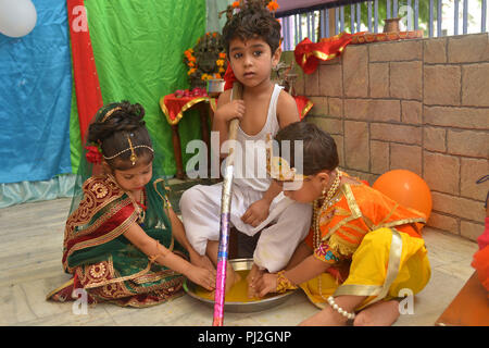 Ajmer, India. 03Sep, 2018. Divinità indù Krishna e Sudama, egli era un bramino amico di infanzia della divinità Indù Krishna da Mathura, la storia di cui visita a Dwaraka per soddisfare Krishna è menzionato nel Bhagavata Purana. Egli era nato come un povero uomo al fine di godere il trascendentale passatempi. Credito: Shaukat Ahmed/Pacific Press/Alamy Live News Foto Stock