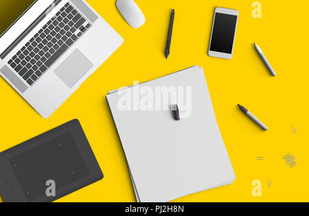 Il minimo spazio di lavoro concetto: smart phone, penne, matite, notepad, notebook, tablet pc laptop, composizione su sfondo giallo. Piatto, laici vista superiore Foto Stock