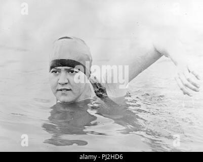 Gertrude Caroline Ederle (1905 - 2003) La concorrenza americana nuotatore, il campione olimpico e mondiale ex detentore del record in cinque eventi. Il 6 agosto 1926, è diventata la prima donna a nuoto attraverso il canale in lingua inglese Foto Stock