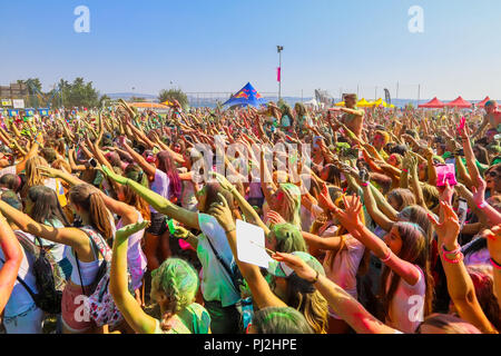 Salonicco, Grecia - 2 Settembre 2018: una folla di persone non identificate gettare polvere di colore durante la 'Day di colori' evento annuale. Foto Stock