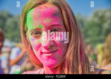 Salonicco, Grecia - 2 Settembre 2018: una folla di persone non identificate gettare polvere di colore durante la 'Day di colori' evento annuale. Foto Stock