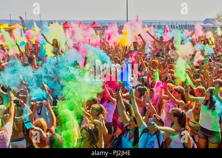 Salonicco, Grecia - 2 Settembre 2018: una folla di persone non identificate gettare polvere di colore durante la 'Day di colori' evento annuale. Foto Stock