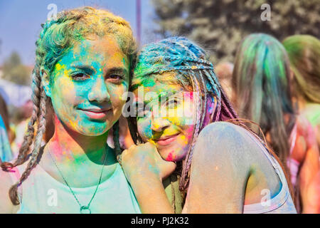 Salonicco, Grecia - 2 Settembre 2018: una folla di persone non identificate gettare polvere di colore durante la 'Day di colori' evento annuale. Foto Stock