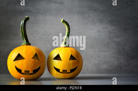 Scary Halloween zucche isolata su uno sfondo nero. Scary volti sorridenti Trick or Treat Foto Stock