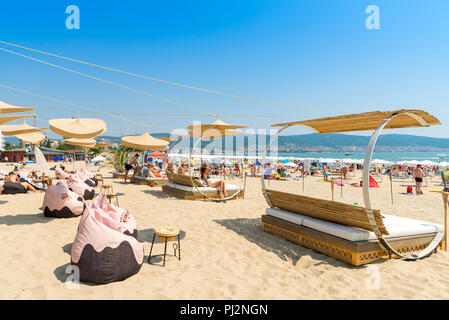 Anima beach bar posti sulla spiaggia soleggiata, Bulgaria Foto Stock