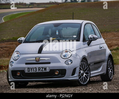 Una compatta Fiat 500 Abarth berlina automobile parcheggiata nel mezzo di Donnington Park il circuito di gara. Foto Stock