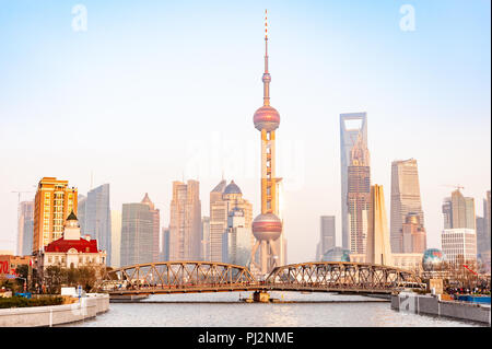 Ponte Waibaidu e dello skyline della città, Shanghai, Cina Foto Stock