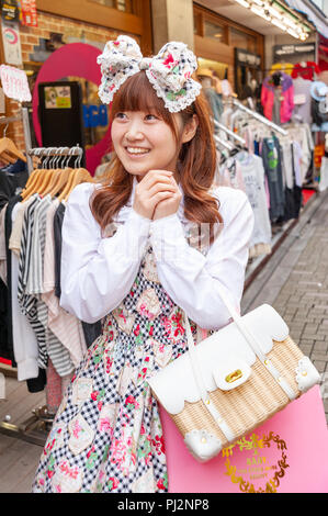 Adolescente indossando abiti cosplay su Takeshita Dori in Harajuku, Shibuya, Tokyo, Giappone Foto Stock