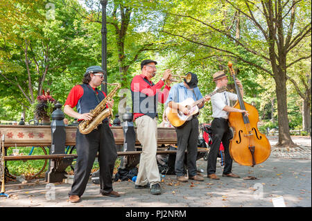 I musicisti jazz musicista di strada a Central Park di New York City, Stati Uniti d'America Foto Stock