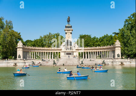 In barca il lago nel Parco del Retiro di Madrid, Spagna Foto Stock