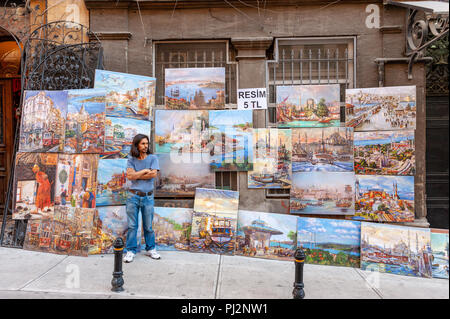 Venditore ambulante vendere dipinti di Istanbul, Beyoglu, Istanbul, Turchia Foto Stock