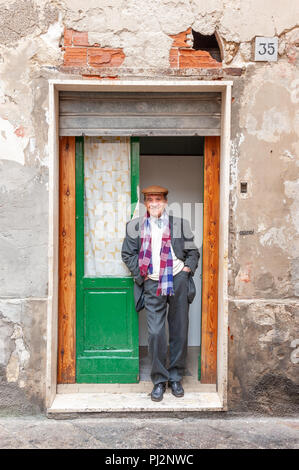 Elegantemente vestito uomo anziano indossare tuta, Sassari, Sardegna, Italia Foto Stock