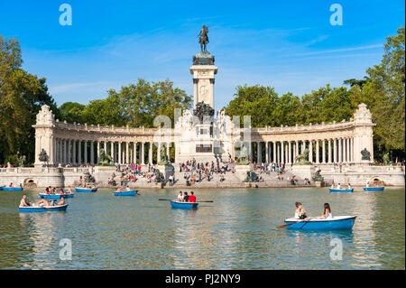 In barca il lago nel Parco del Retiro di Madrid, Spagna Foto Stock
