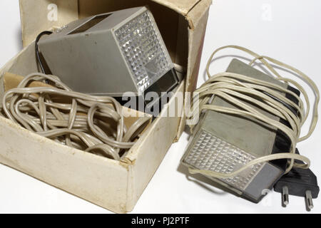 Il vecchio impulso lampeggia con un lungo cavo di alimentazione con spina per collegamento a 220V, in originale scatola di cartone. set di due uguali dispositivi Foto Stock