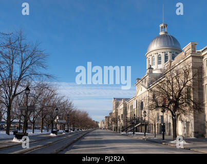 Rue de la commune, una strada vicino alla vecchia città di Montreal. Fotografato in inverno. Foto Stock