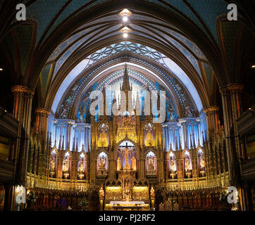 Un legno intagliato crocifissione scultura e sculture di santi in nicchie reredos o parete dietro l altare in Montreal è la cattedrale di Notre Dame Foto Stock