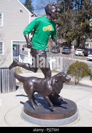 John Kelley e il suo cane statua in Mystic Connecticut, vincitore del 1957 Boston Marathon. Foto Stock