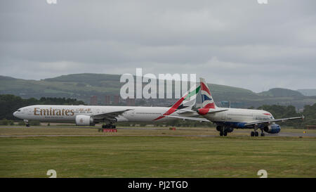 Emirates Airlines Boeing 777 volo a Dubai si discosta dall'Aeroporto Internazionale di Glasgow, Renfrewshire, Scozia - 14 giugno 2018 Foto Stock
